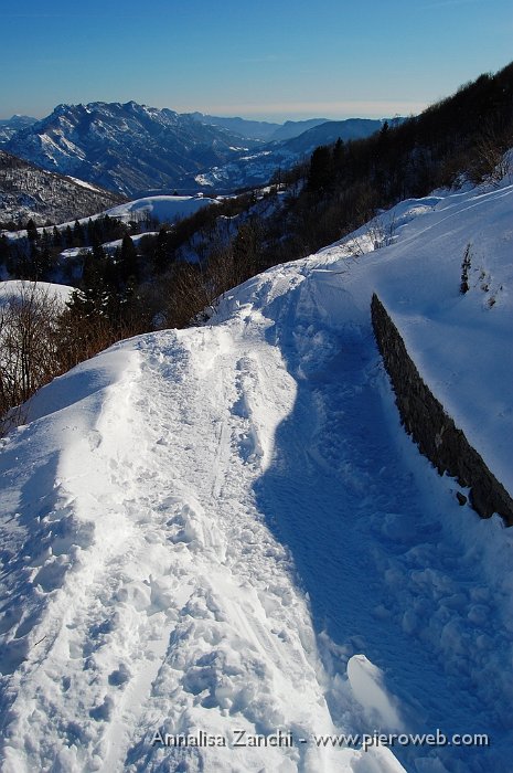 31 Dai piani di Artavaggio la strada verso la Val Taleggio.JPG